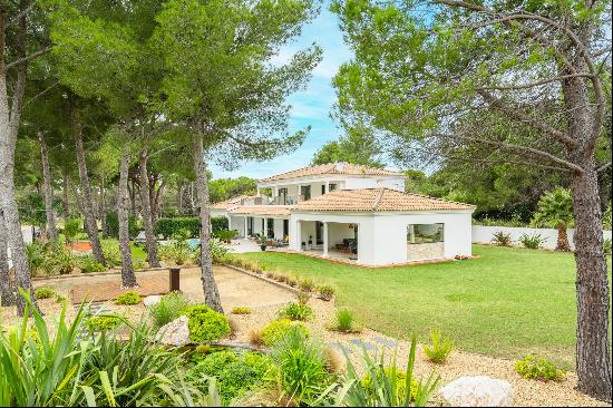 Côte Bleue - Architect-designed Villa with Pool and Landscaped Garden