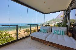 Luxury apartment with full ocean view in Leblon