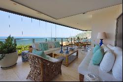 Luxury apartment with full ocean view in Leblon