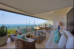 High-end apartment with full ocean view in Leblon