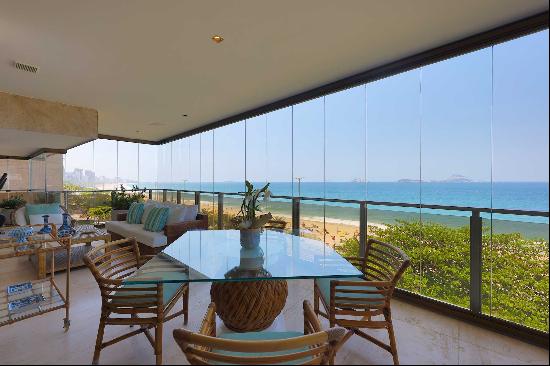 High-end apartment with full ocean view in Leblon