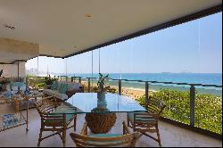 High-end apartment with full ocean view in Leblon