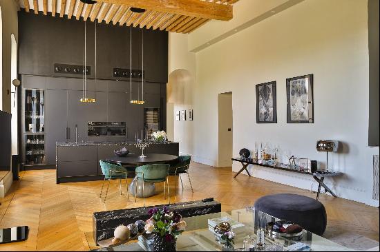 Splendid 214 sqm apartment in the heart of L'Isle-sur-la-Sorgue