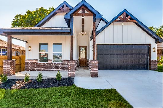 Beautiful new construction 4 bedroosqm bath home with open floorplan.