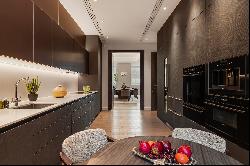 Elegant Four Seasons Apartment in the renowned Grosvenor Square.