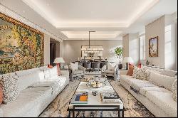 Elegant Four Seasons Apartment in the renowned Grosvenor Square.