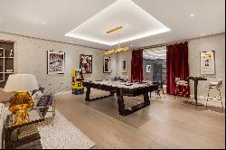 Elegant Four Seasons Apartment in the renowned Grosvenor Square.