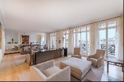 Luxury apartment with terrace and view over the Eiffel tower