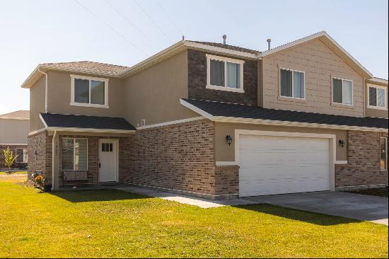 Adorable Twin Home with Mountain Views in Springville