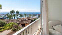 Apartment in a complex front line to the sea for sale in Puerto , Calvià 07184