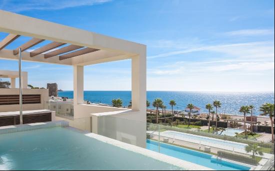 Frontline beach luxury penthouse with panoramic open sea views i, Estepona 29680