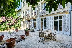 Avignon, Superb Private Mansion with garden and garage.