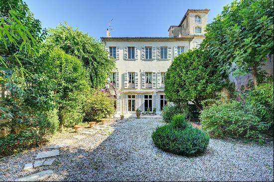 Avignon, Superb Private Mansion with garden and garage.