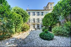 Avignon, Superb Private Mansion with garden and garage.