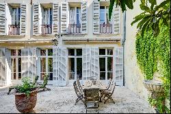 Avignon, Superb Private Mansion with garden and garage.