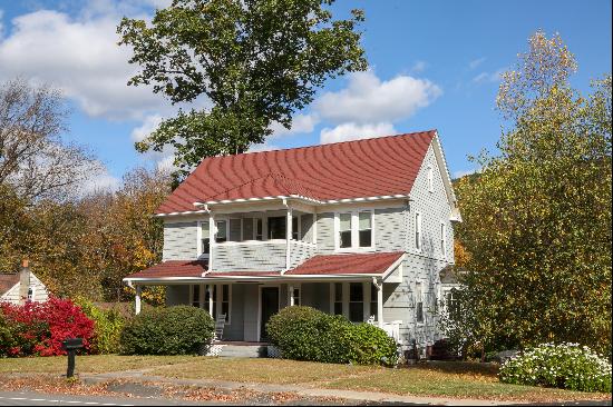 Gem of the Valley Restored Colonial near the Berkshires and 5 Colleges area of N