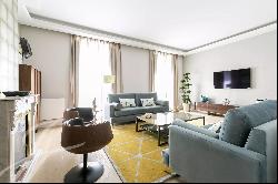 Brand-new luxury in the exclusive Plaza de la Villa de Paris