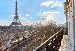 Spectacular views of the Eiffel Tower and teh River Seine