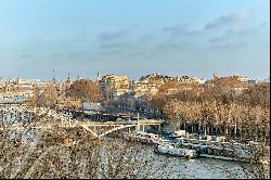 Spectacular views of the Eiffel Tower and teh River Seine