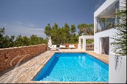 Modern villa with panoramic sea views and tourist license