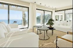 Exclusive luxury villa in Roca Llisa with sea views and tourist license.