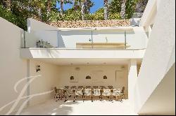 Exclusive luxury villa in Roca Llisa with sea views and tourist license.