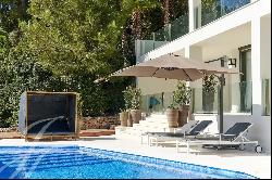 Exclusive luxury villa in Roca Llisa with sea views and tourist license.