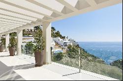 Exclusive luxury villa in Roca Llisa with sea views and tourist license.