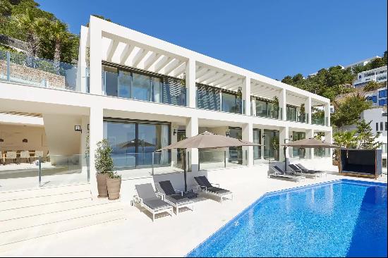 Exclusive luxury villa in Roca Llisa with sea views and tourist license.