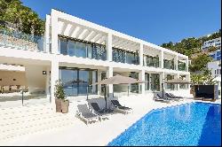 Exclusive luxury villa in Roca Llisa with sea views and tourist license.