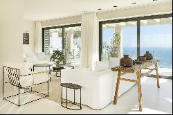 Exclusive luxury villa in Roca Llisa with sea views and tourist license.