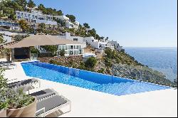 Exclusive luxury villa in Roca Llisa with sea views and tourist license.