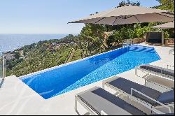 Exclusive luxury villa in Roca Llisa with sea views and tourist license.