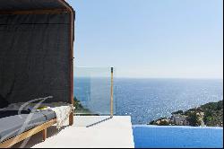 Exclusive luxury villa in Roca Llisa with sea views and tourist license.