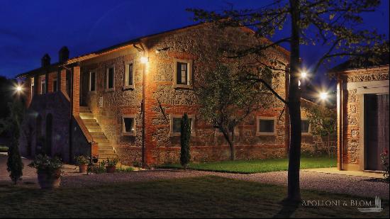 Luxury class A+ farmhouse for sale in Pienza, Val d'Orcia. 