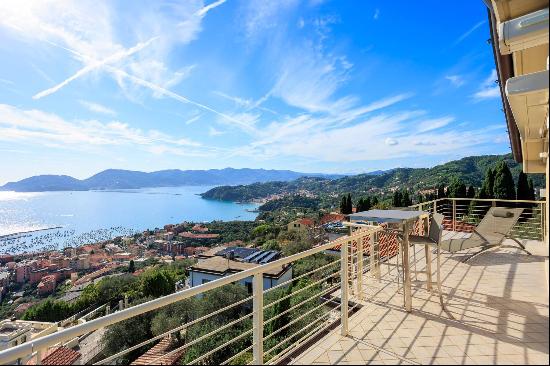 Two-story penthouse with sea view in Lerici