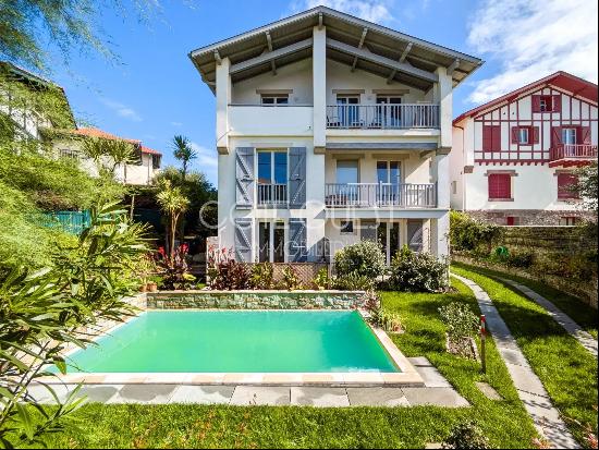 BIARRITZ - A 10-BED VILLA ENJOYING A VIEW OF THE GOLF COURSE