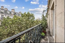 Paris 20 - 103m² apartment on 5th floor with elevator and balcony