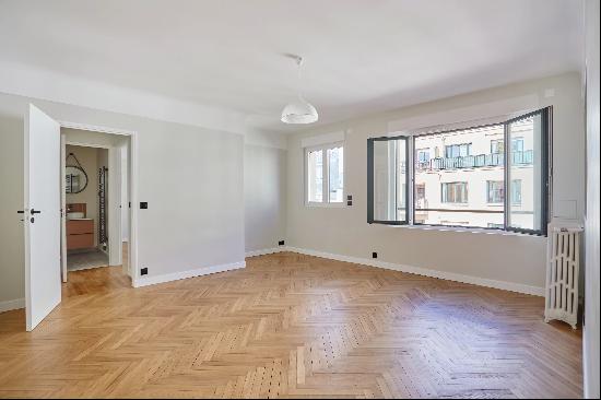 Paris 7th District - A 2-bed apartment with balconies