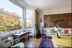 Paris 8th District – A superb pied a terre in Avenue Montaigne