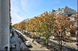 Paris 8th District – A superb pied a terre in Avenue Montaigne