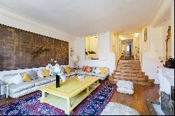 Paris 8th District – A superb pied a terre in Avenue Montaigne