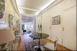 Paris 8th District – A superb pied a terre in Avenue Montaigne