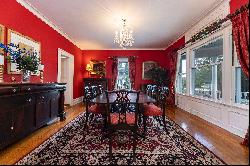 Stately 5 BR Colonial perfectly blending modern amenities with traditional charm