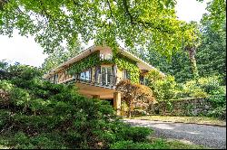 Inviting 1960s villa overlooking Lake Varese