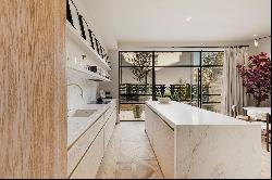 Luxury triplex apartment in the heart of London