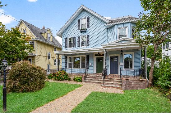 Gorgeously renovated 2 bedroom 1.5 Bath duplex in the heart of Pelham!