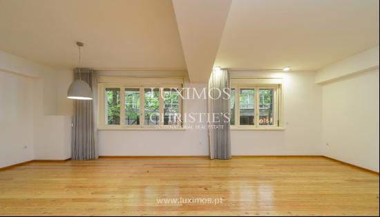 Large three-bedroom apartment for rent in downtown Porto, Portugal