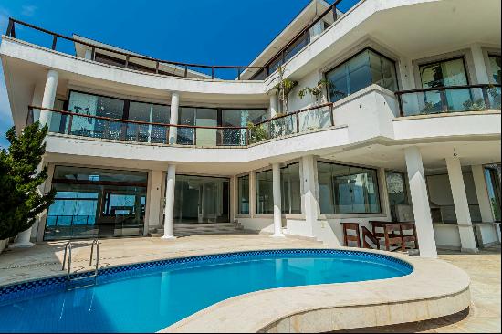 Exclusive mansion with panoramic views of the Atlantic Ocean