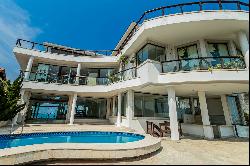 Exclusive mansion with panoramic views of the Atlantic Ocean